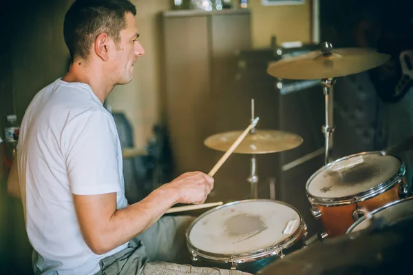 Detrás de escena. Músico artista baterista tocando la batería con tambor —  Fotos de Stock