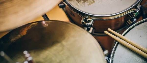 Close-up van drumsticks liggen op de drum set — Stockfoto