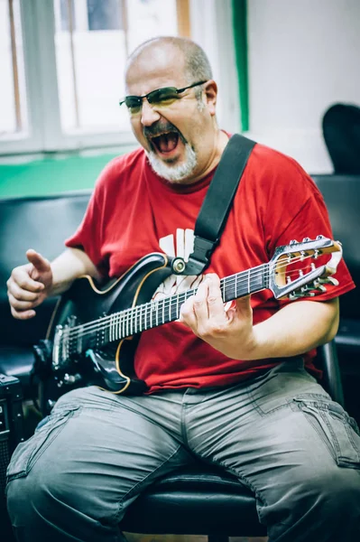 Por trás da cena. Prática de guitarrista tocando guitarra na música desarrumado s — Fotografia de Stock