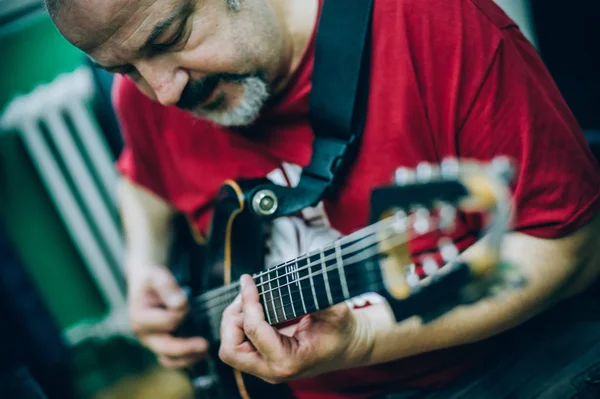 Por trás da cena. Prática de guitarrista tocando guitarra na música desarrumado s — Fotografia de Stock