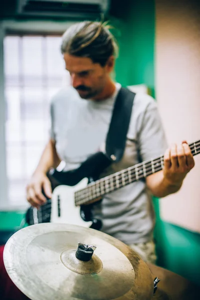 Por trás da cena. Prática de guitarrista tocando guitarra na música desarrumado s — Fotografia de Stock