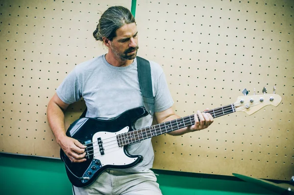 Por trás da cena. Prática de guitarrista tocando guitarra na música desarrumado s — Fotografia de Stock