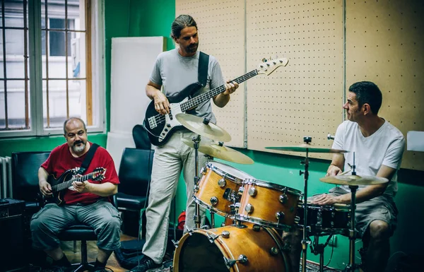 Detrás de escena. Práctica de banda de rock en estudio de música de grabación desordenado —  Fotos de Stock