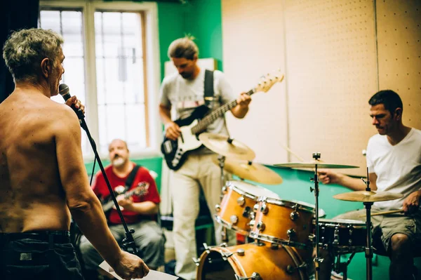 Por trás da cena. Ensaio da banda de rock no estúdio de música gravação desarrumado — Fotografia de Stock