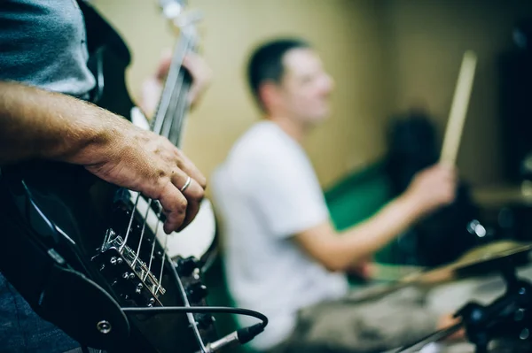 Dans les coulisses. Pratique du groupe de rock dans un studio de musique en désordre — Photo