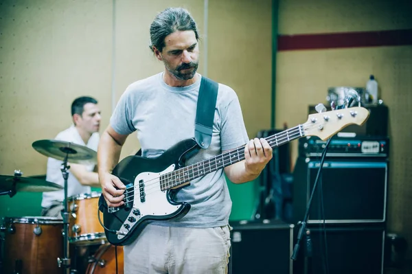 Dans les coulisses. Pratique du groupe de rock dans un studio de musique en désordre — Photo