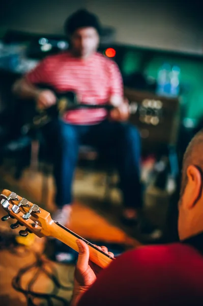 Por trás da cena. Ensaio da banda de rock no estúdio de música gravação desarrumado — Fotografia de Stock