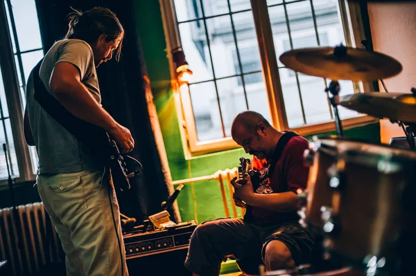 Detrás de escena. Práctica de banda de rock en estudio de música de grabación desordenado —  Fotos de Stock