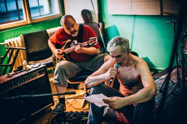 Detrás de escena. Práctica de banda de rock en estudio de música de grabación desordenado —  Fotos de Stock