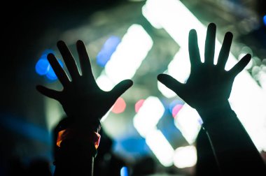 Yükseltilmiş el ve kol konser festival partide silüeti