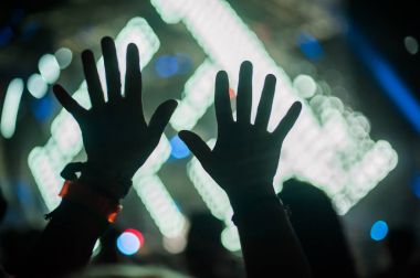 Yükseltilmiş el ve kol konser festival partide silüeti