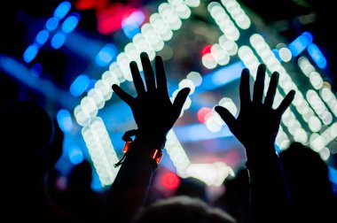 Yükseltilmiş el ve kol konser festival partide silüeti