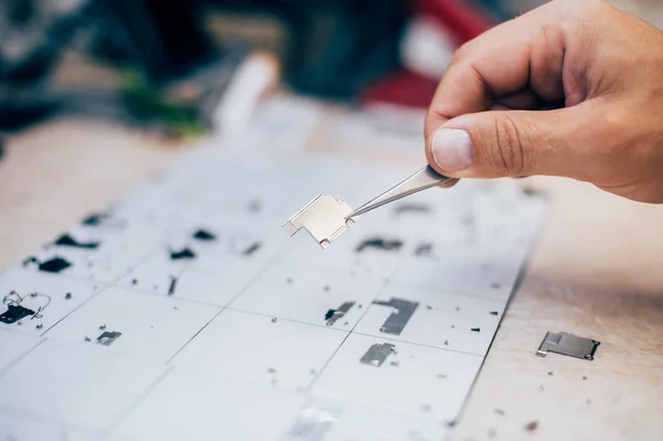 Techniker mit Pinzette trägt Handy-Teile bei sich — Stockfoto