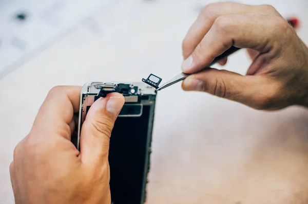 Técnico reparar telefone celular defeituoso no smartphone eletrônico t — Fotografia de Stock