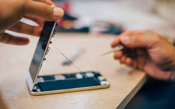 Técnico reparar telefone celular defeituoso no smartphone eletrônico t — Fotografia de Stock