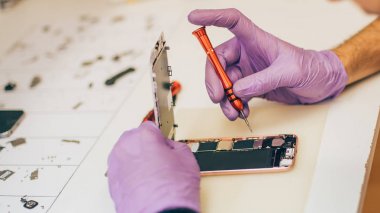 Teknisyen onarım hatalı hareket eden telefon içinde elektronik smartphone t