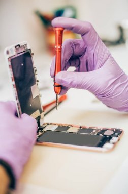 Teknisyen onarım hatalı hareket eden telefon içinde elektronik smartphone t