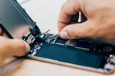 Teknisyen onarım hatalı hareket eden telefon içinde elektronik smartphone t