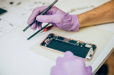 Teknisyen onarım hatalı hareket eden telefon içinde elektronik smartphone t