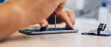 Teknisyen onarım hatalı hareket eden telefon içinde elektronik smartphone t