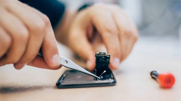 Technicus reparatie defecte mobiele telefoon in elektronische smartphone t — Stockfoto