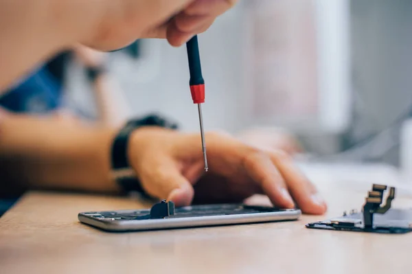 Técnico reparar telefone celular defeituoso no smartphone eletrônico t — Fotografia de Stock