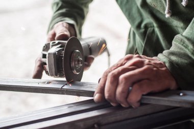 Fabrikadaki çelik yapının elektrik tekerleği gıcırdıyor.