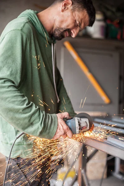 Fabrikadaki çelik yapının elektrik tekerleği gıcırdıyor. — Stok fotoğraf