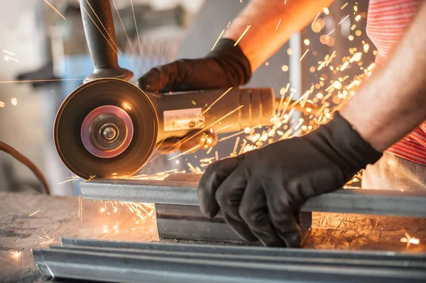 Elektrische Schleifscheiben an Stahlkonstruktion in der Fabrik — Stockfoto