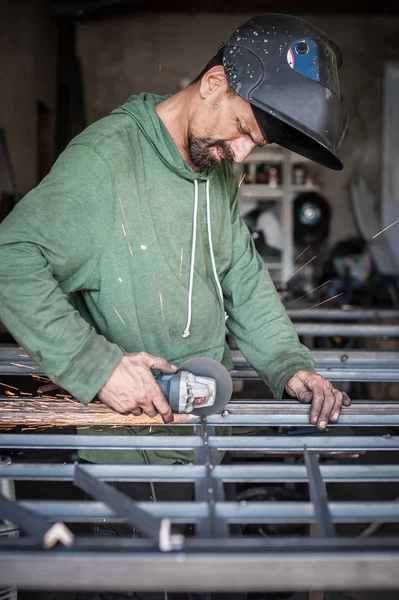 Szlifowanie kół elektrycznych na konstrukcji stalowej w fabryce — Zdjęcie stockowe