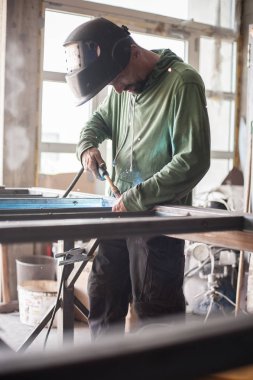 Endüstriyel Kaynakçı Kaynak metal koruyucu maske ile çalışma
