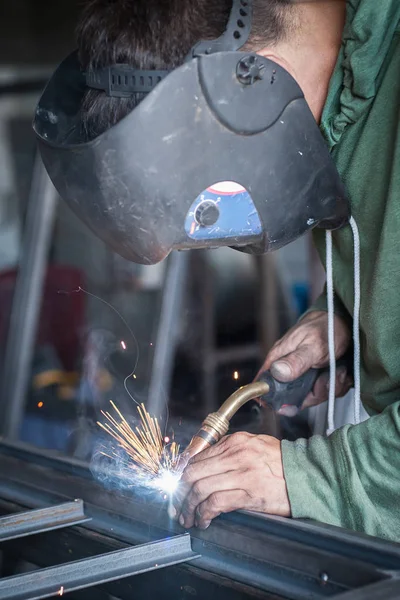 Soldador industrial que trabaja un metal de soldadura con máscara protectora —  Fotos de Stock