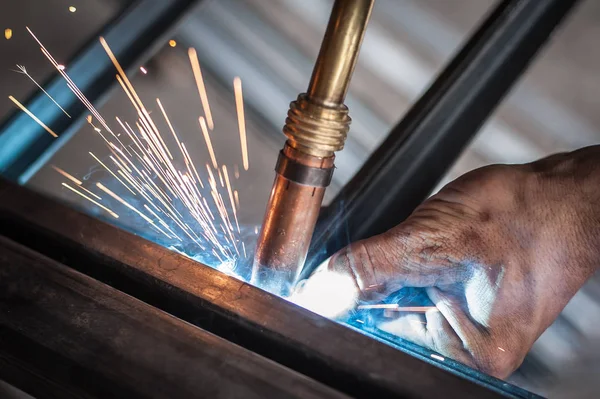 Industriearbeiter schweißt Stahlkonstruktion in der Werkstatt — Stockfoto