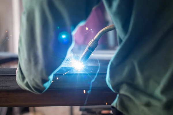 Industriearbeiter schweißt Stahlkonstruktion in der Werkstatt — Stockfoto