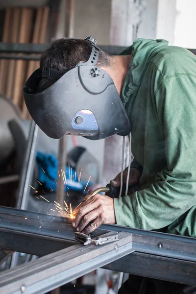 Βιομηχανική οξυγονοκολλητή λειτουργεί ένα συγκόλλησης μετάλλων με προστατευτική μάσκα — Φωτογραφία Αρχείου