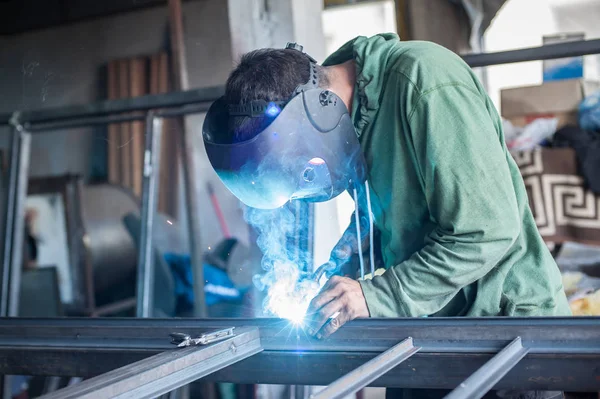 Průmyslové svářeče pracující svařování kovů s ochrannou maskou — Stock fotografie