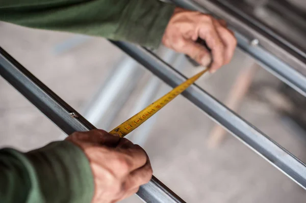 Arbeiter messen Stahl mit Maßband — Stockfoto