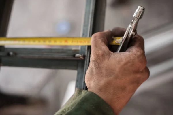 Acier de mesure ouvrier avec ruban à mesurer — Photo