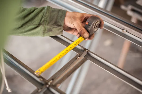 Arbeiter messen Stahl mit Maßband — Stockfoto