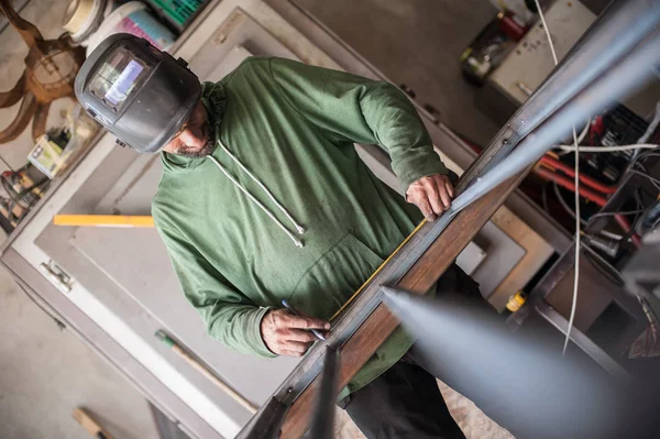 Worker measuring steel with measuring tape — Stock Photo, Image