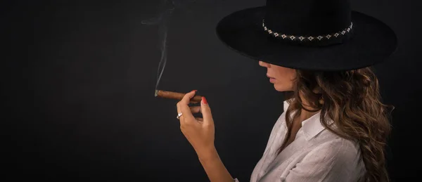 Retrato de sexy elegante senhora com chapéu fumar charuto — Fotografia de Stock