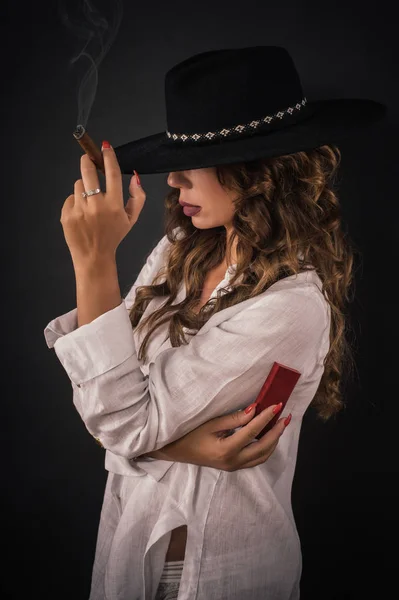 Πορτρέτο της σέξι κυρία κομψή γυναίκα με καπέλο το κάπνισμα πούρων — Φωτογραφία Αρχείου