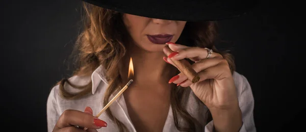 Portrait of sexy elegant lady woman with hat smoking cigar — Stock Photo, Image