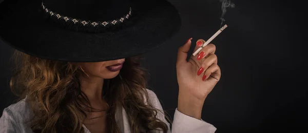 性感优雅女士帽子吸烟的女人的画像 — 图库照片