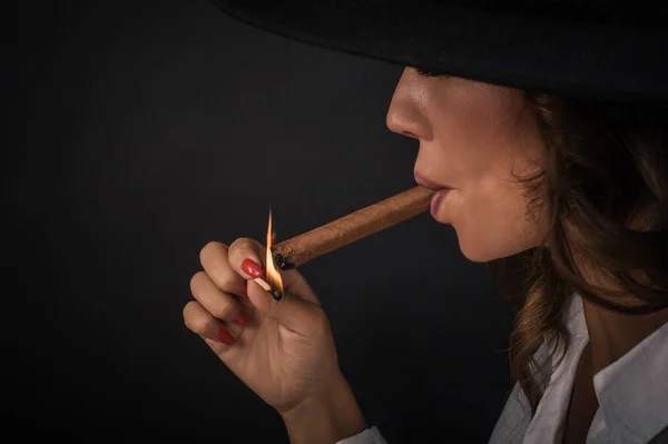 Retrato de sexy elegante senhora mulher com chapéu fumar charuto — Fotografia de Stock