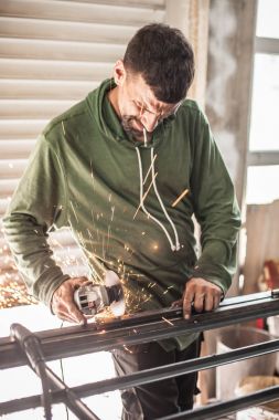 Fabrikadaki çelik yapının elektrik tekerleği gıcırdıyor.