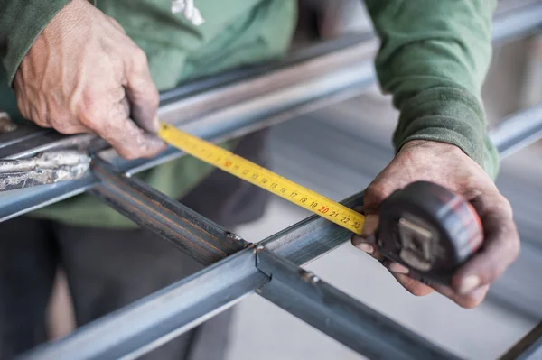 Arbeiter messen Stahl mit Maßband — Stockfoto