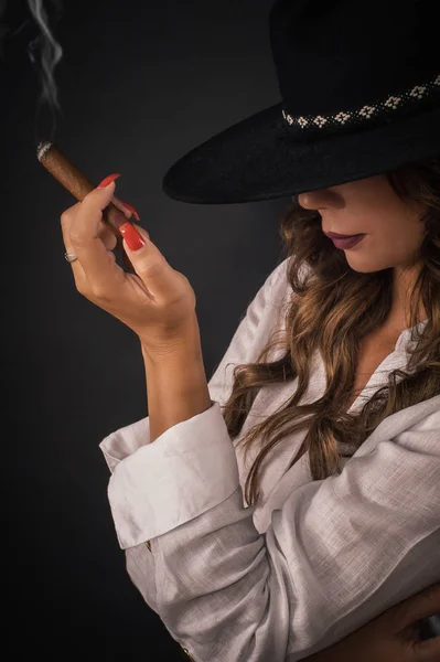 Retrato de sexy elegante senhora mulher com chapéu fumar charuto — Fotografia de Stock