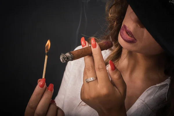 Портрет сексуальной элегантной женщины в шляпе курение сигары — стоковое фото