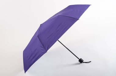 Beyaz arka plan üzerinde izole mor şemsiye açıldı